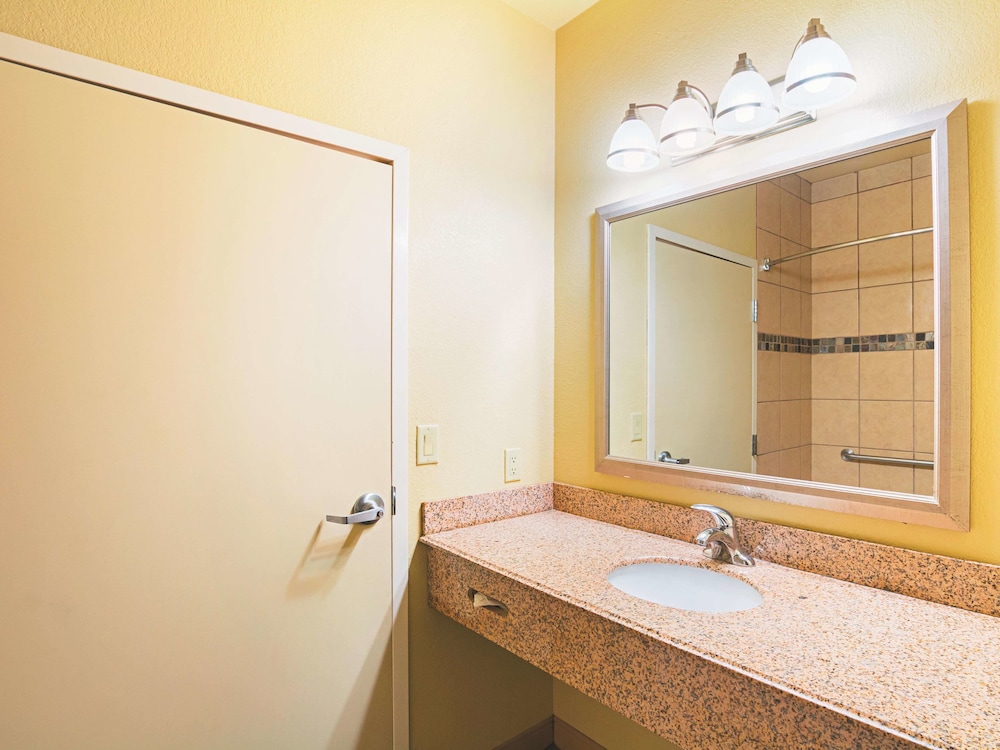 La Quinta Inn & Suites by Wyndham Ft. Worth - Forest Hill TX 19/49