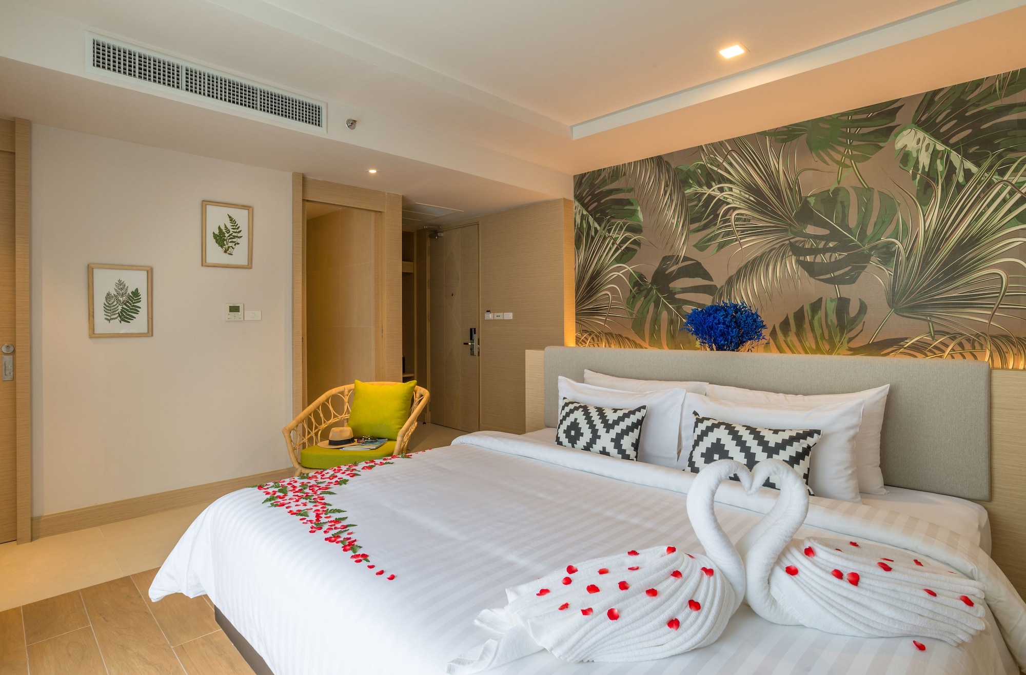 Premier, Deluxe, King Bed, Pool View