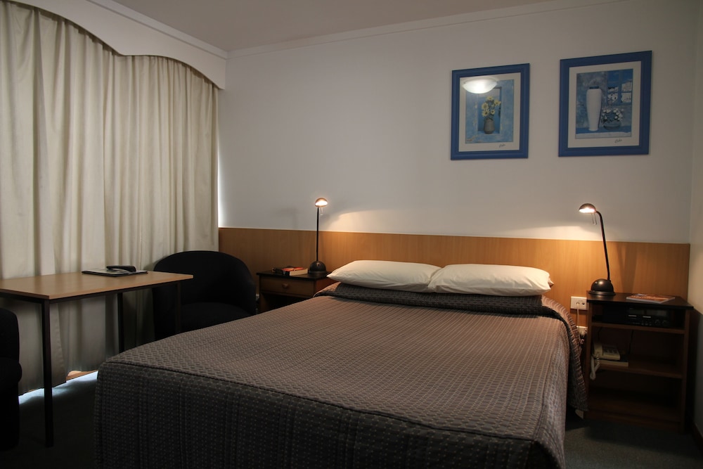 BARCLAY MOTOR INN 32/71