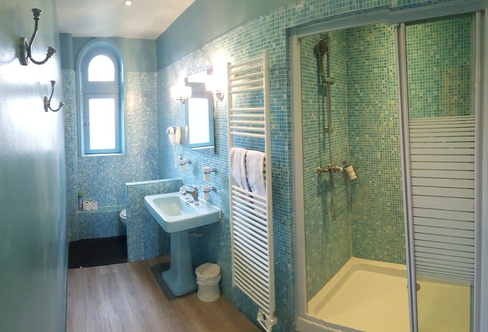 Castel Bayeux Guesthouse 46/50