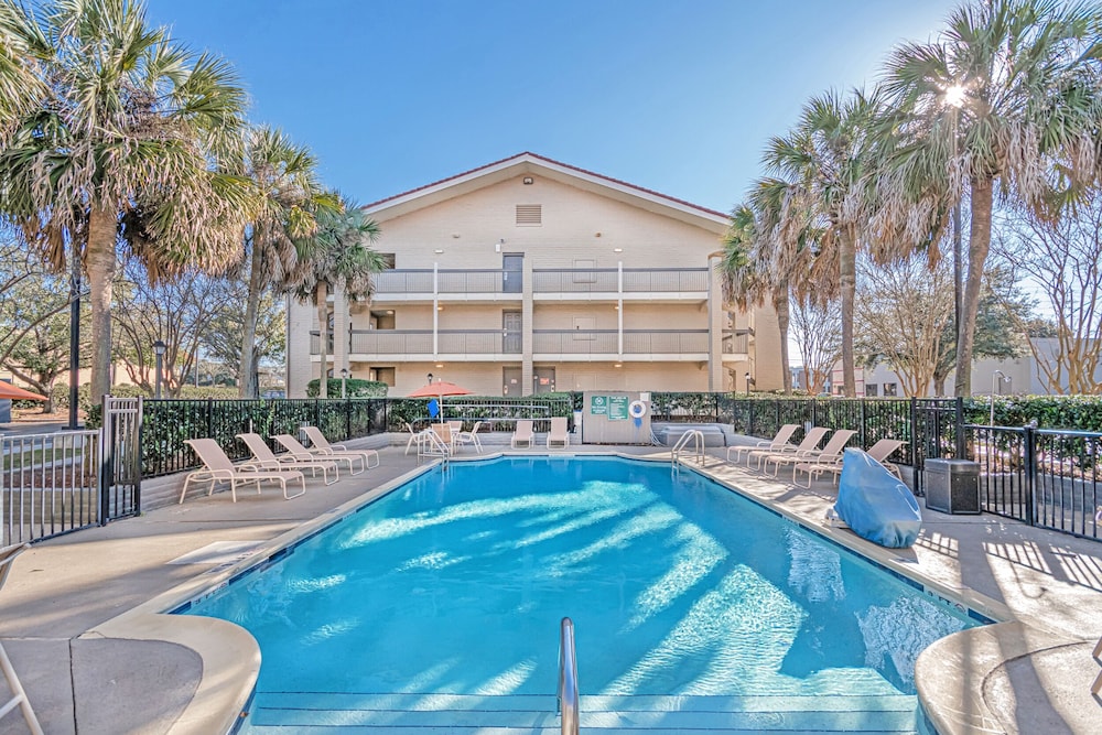 Casa Bella Inn & Suites 37/55