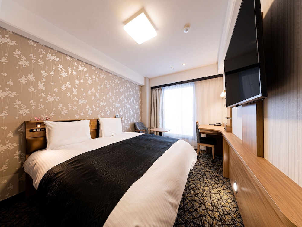 Room, King Bed, No Window