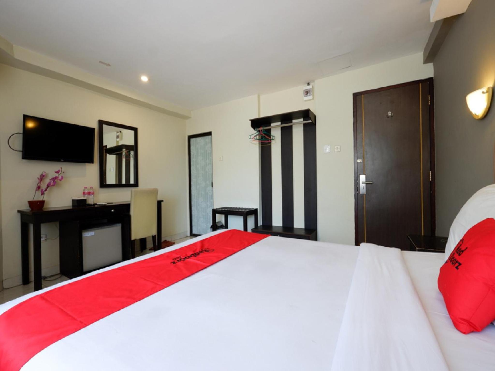 Reddoorz Plus @ Singosari Raya 6/24