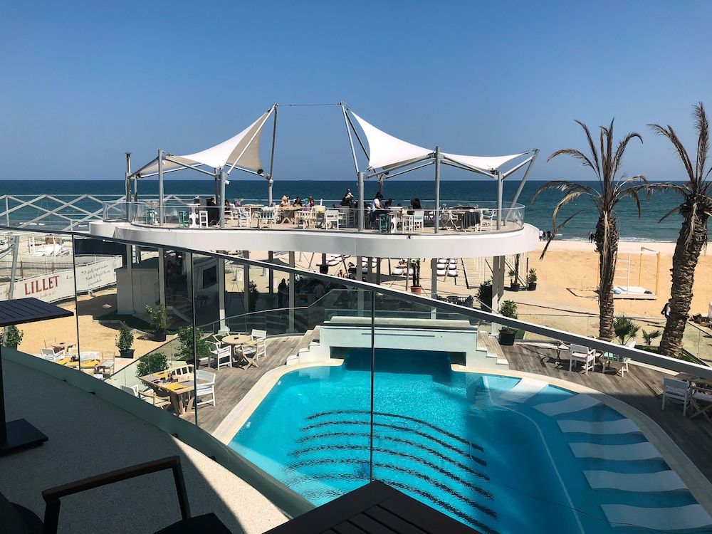 White Tower Mamaia 25/32