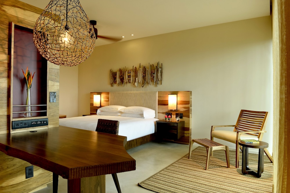 ROOM, KING BED