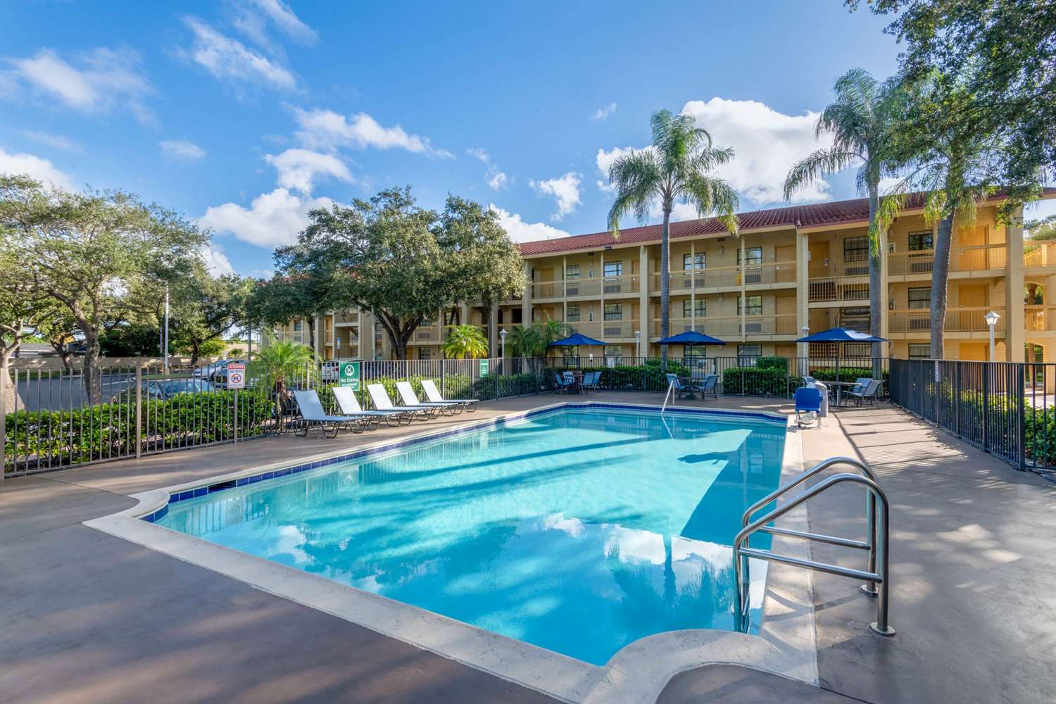 La Quinta Inn by Wyndham Deerfield Beach I-95 at Hillsboro E 21/34