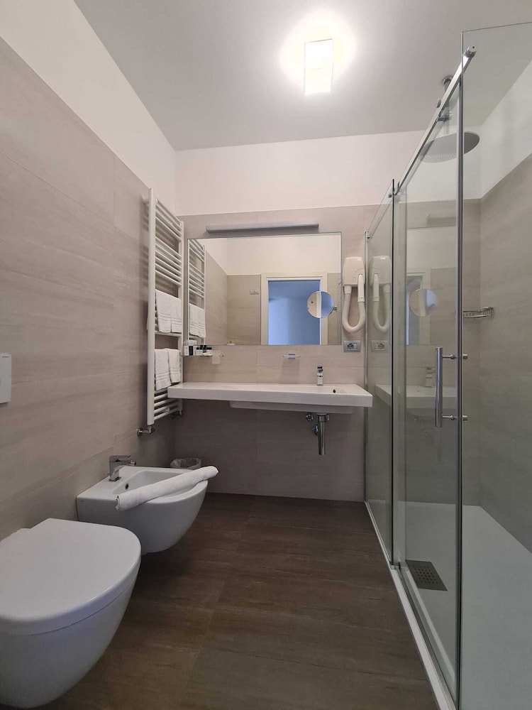 غرفة رباعية بسرير كينج وسريرين منفصلين بإطلالة على الفناء بغرفة نوم واحدة، Hesperia Hotel & Residence 8/8