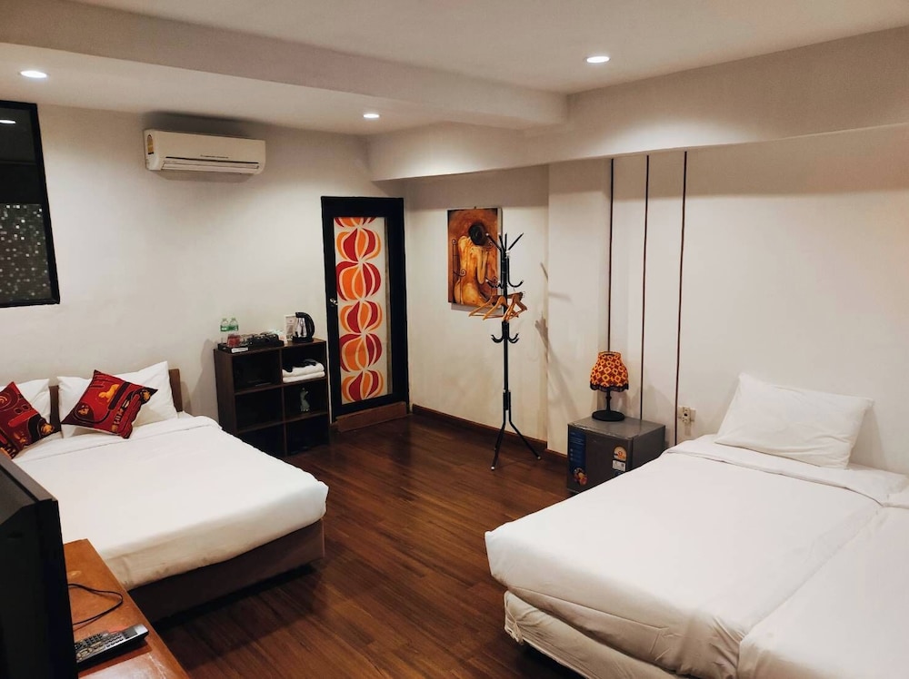 Around The World Bed and Breakfast - Hostel 15/50