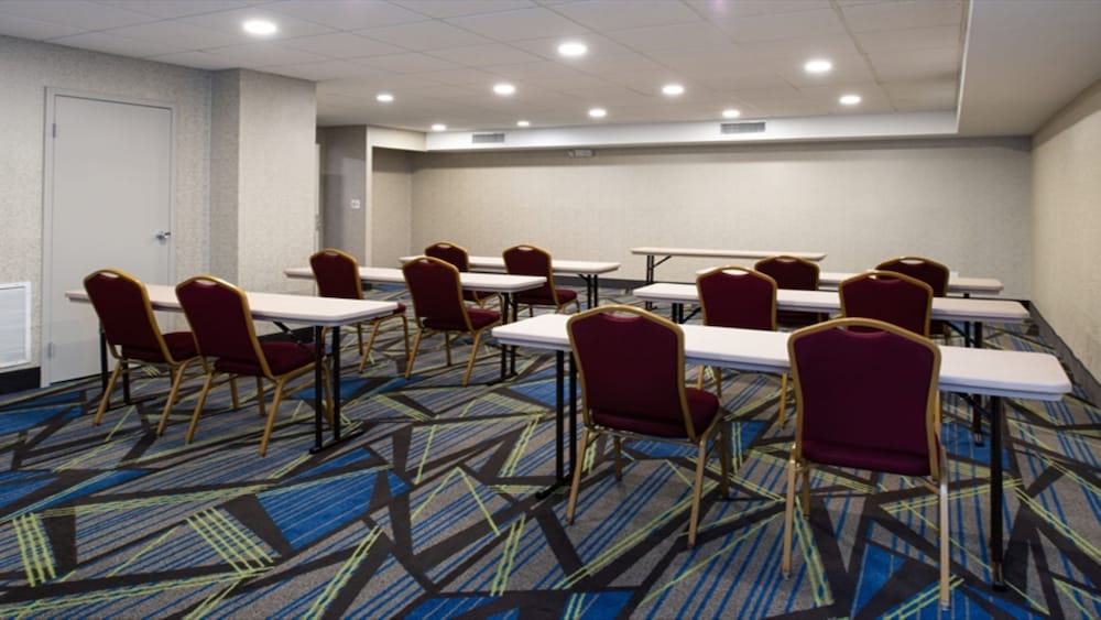 Holiday Inn Express Cincinnati West 62/74