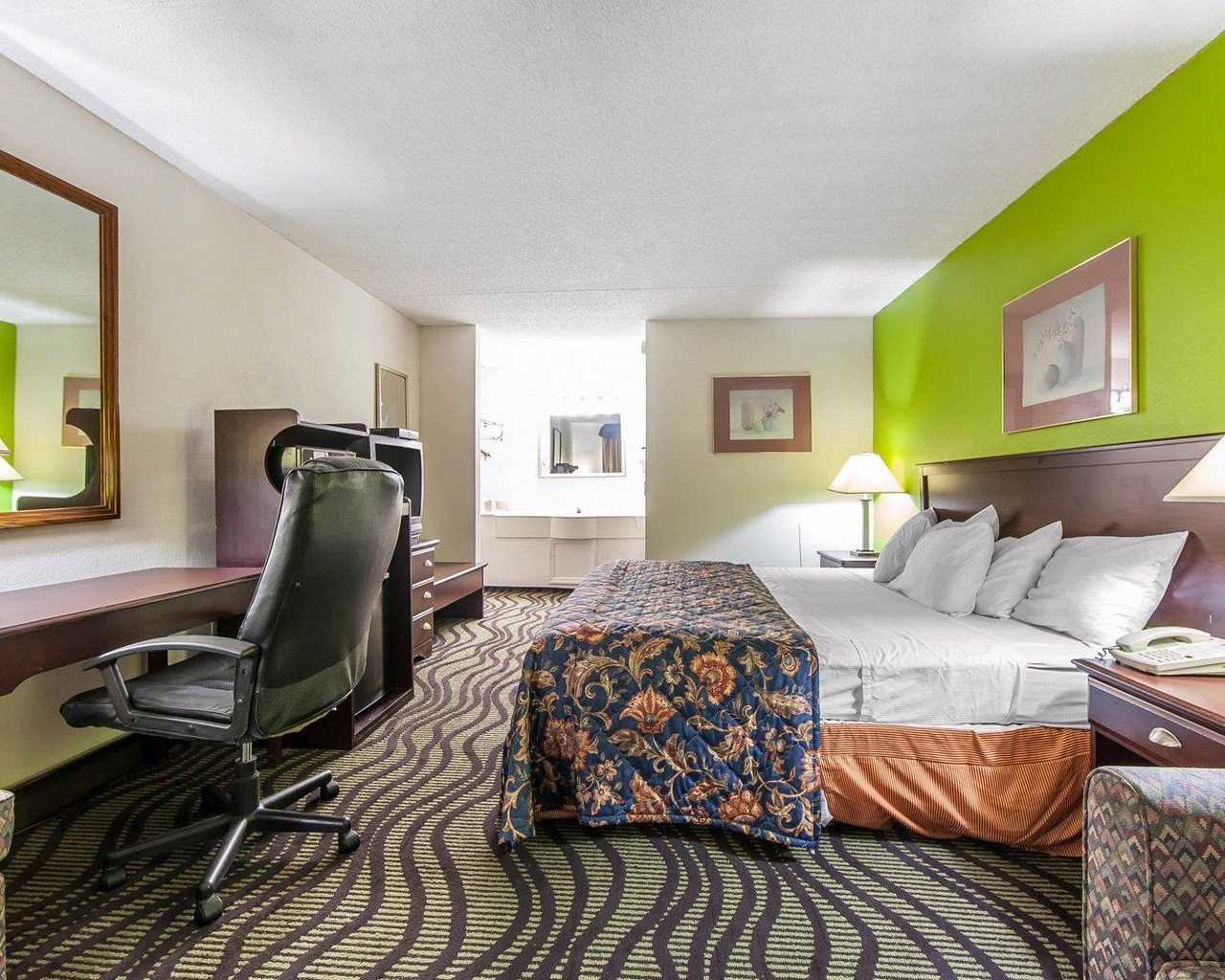 Days Inn by Wyndham Calhoun GA I-75 and US-41 24/28