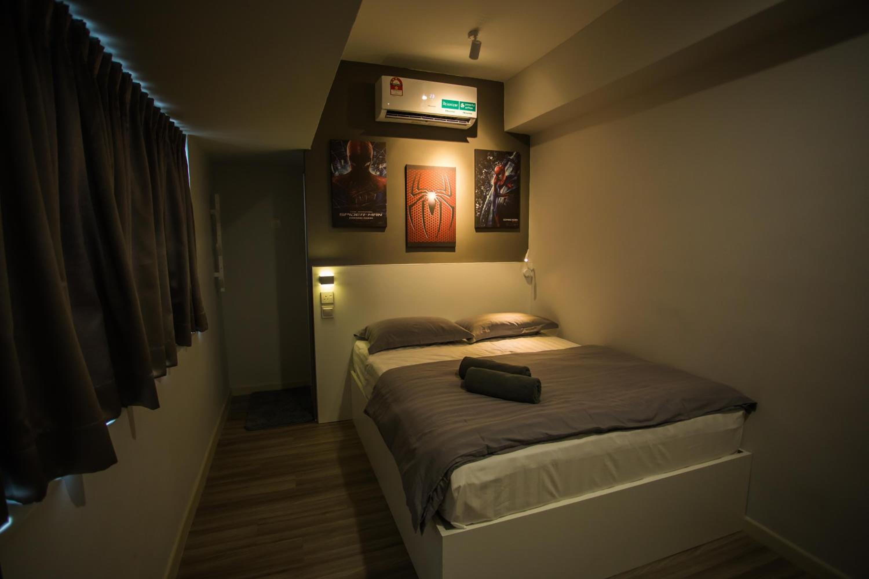 STANDARD, QUEEN BED