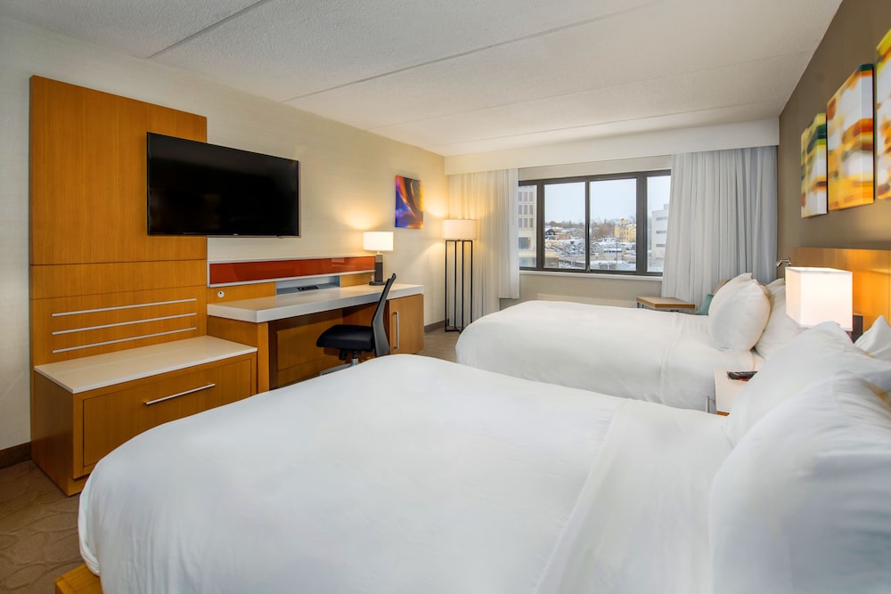 Delta Hotels By Marriott Utica 14/57