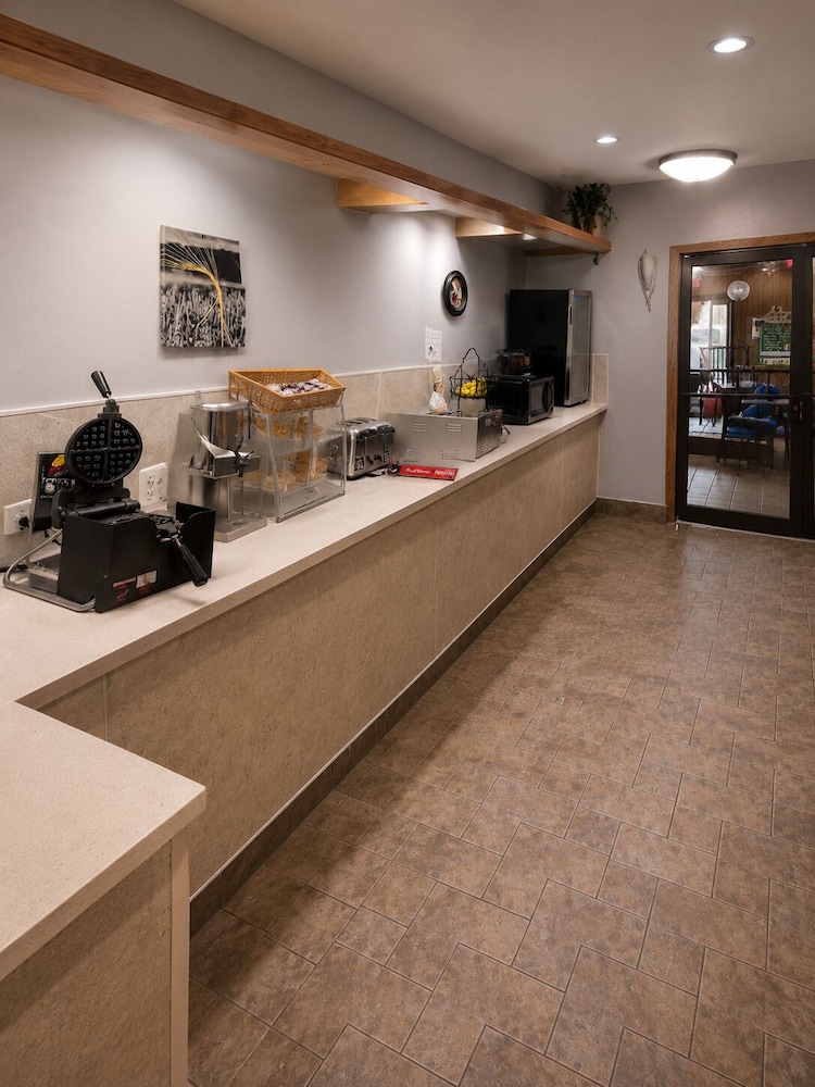 Apple Tree Inn and Suites 9/62