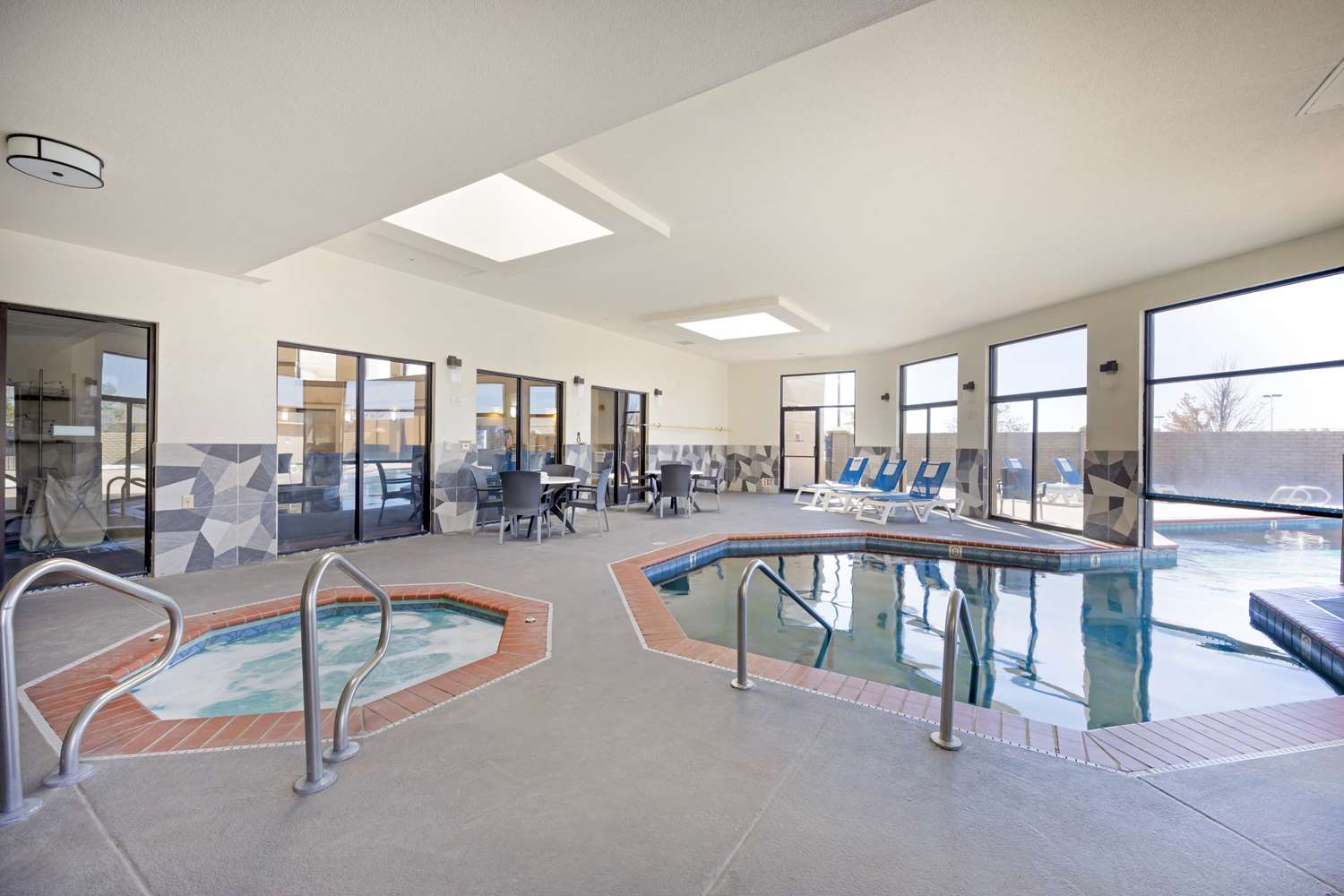 Comfort Inn and Suites Wichita Northeast, KS 15/27
