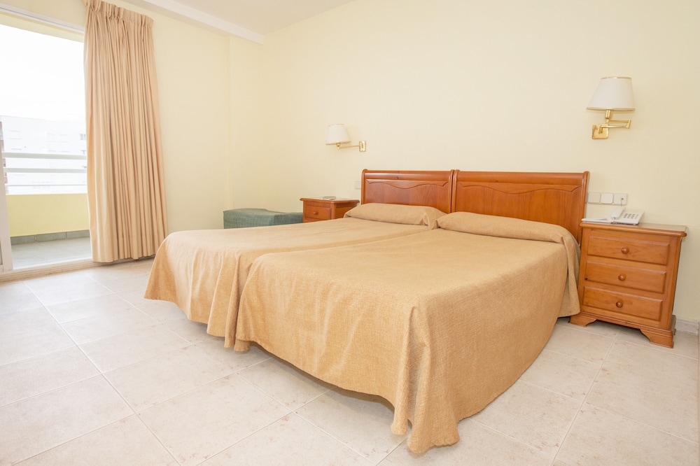 Tres Anclas Apts 8/50