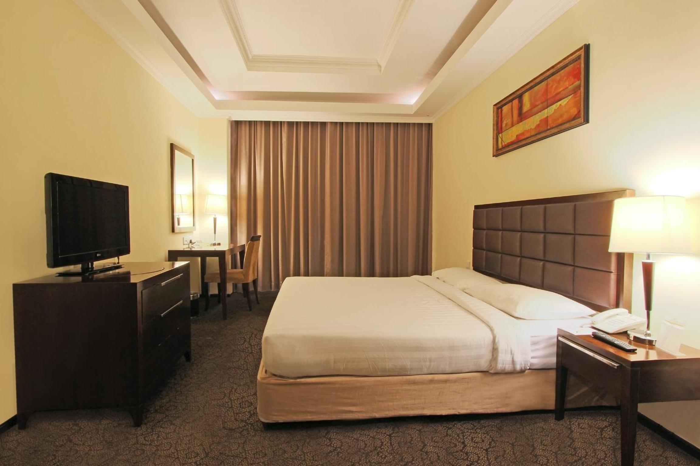 Executive, Suite, Harmoni One Convention Hotel and Service Apartments 2/4