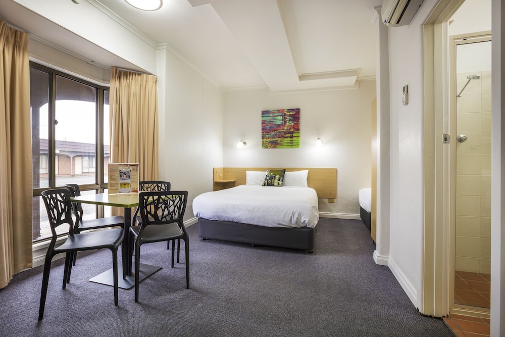 BOOMERANG HOTEL 9/48
