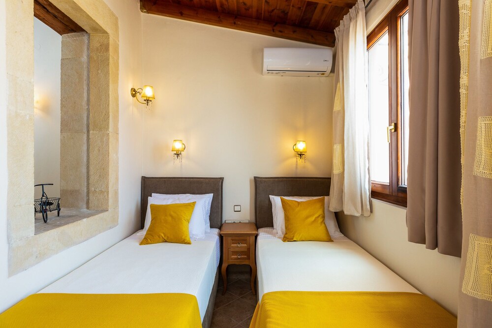 SUITE, POOL VIEW, BALCONY