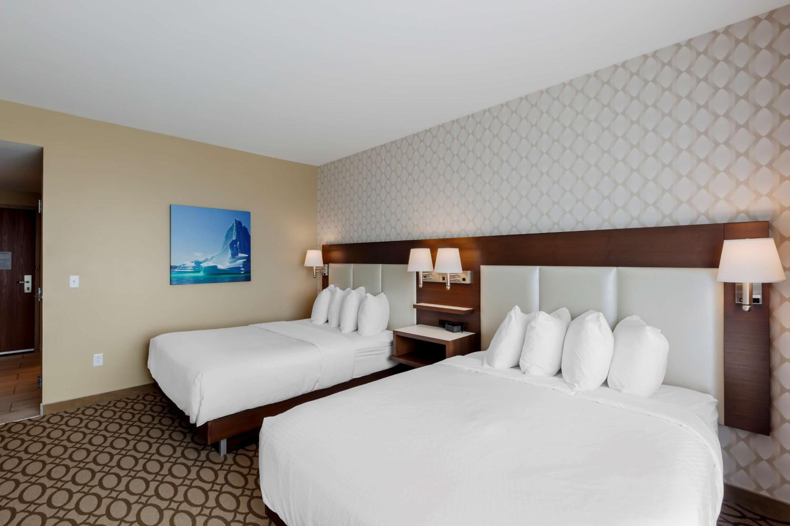 غرفة بسرير كينج وسريرين كوين لذوي الإعاقة، Best Western Plus St. John s Airport Hotel and Suites 4/7