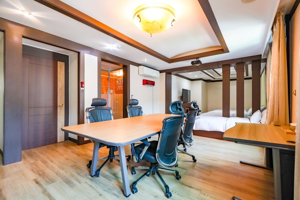 Charlot Castle Hotel 8/49