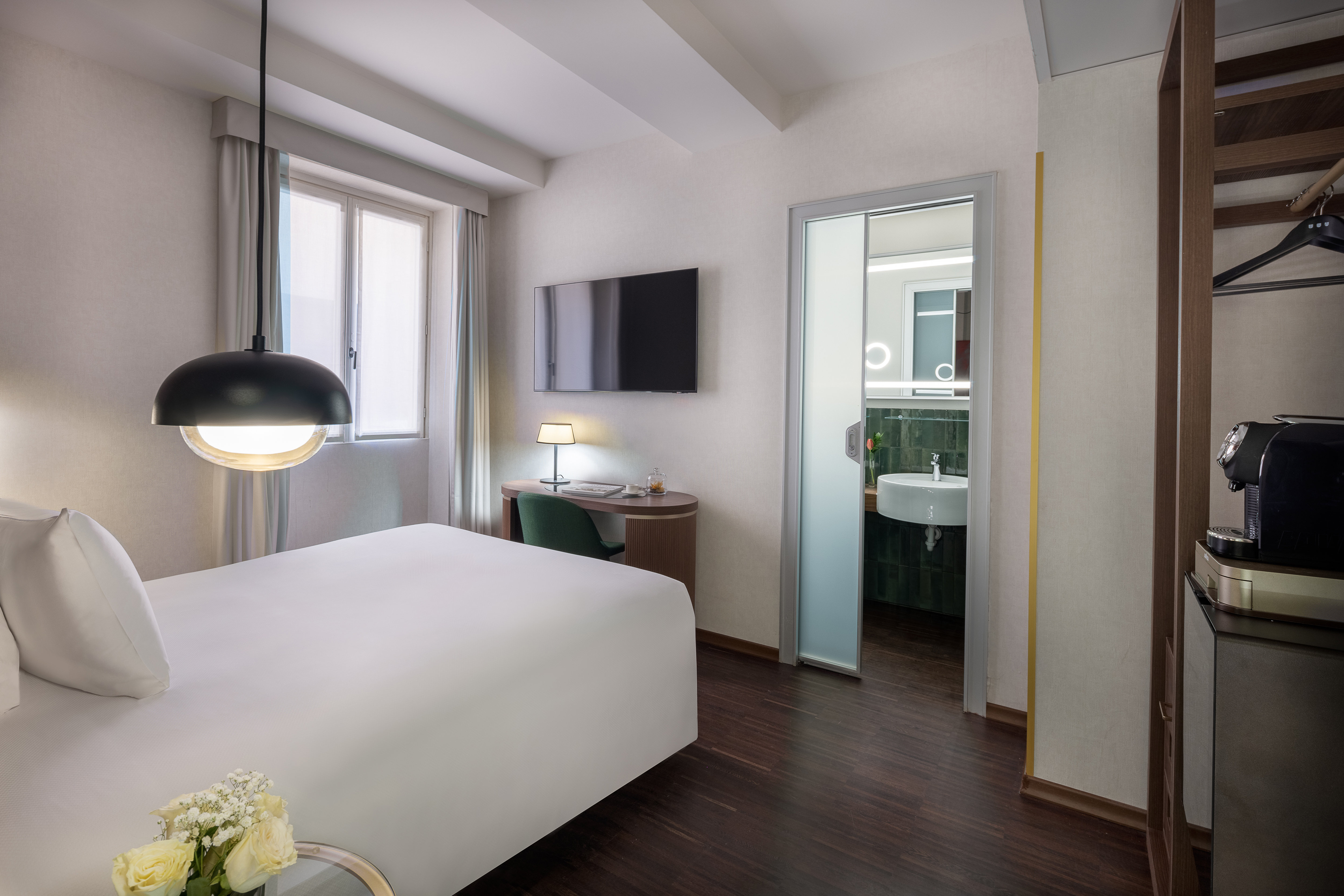 SUPERIOR, SINGLE, QUEEN BED