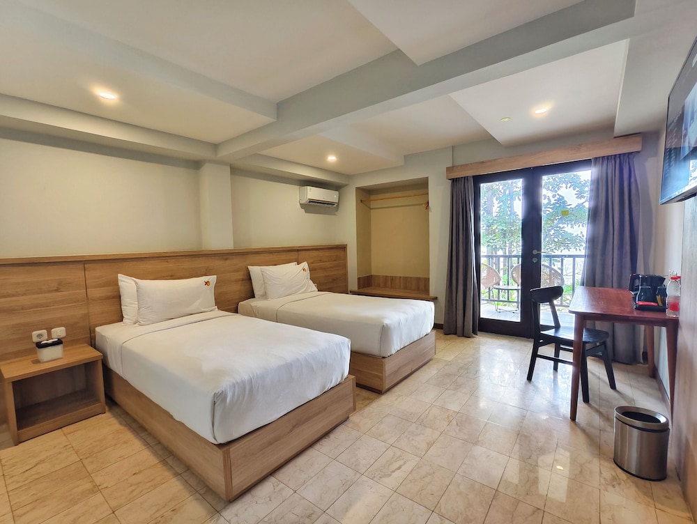 MaxOneHotels.com at Anyer 12/42