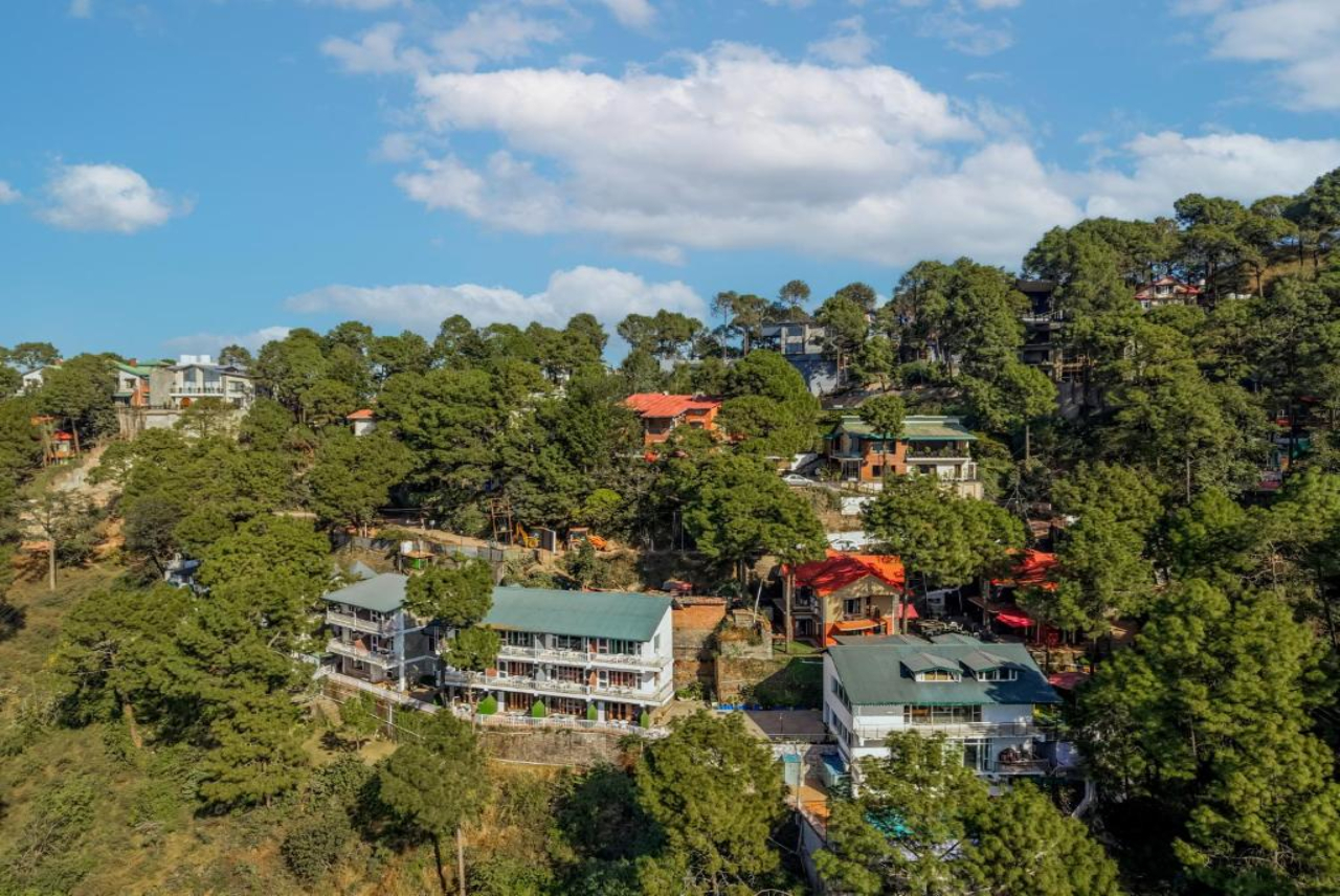 Alaya Stays 3BHK Golden Meadow Hillside Retreat with Outdoor Lounge 11/17