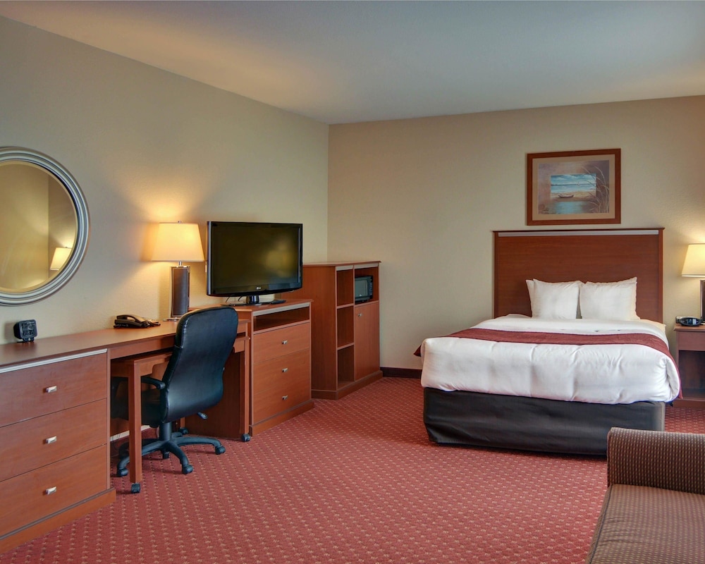 Quality Suites Near Cedar Creek Lake Mabank, TX 10/42