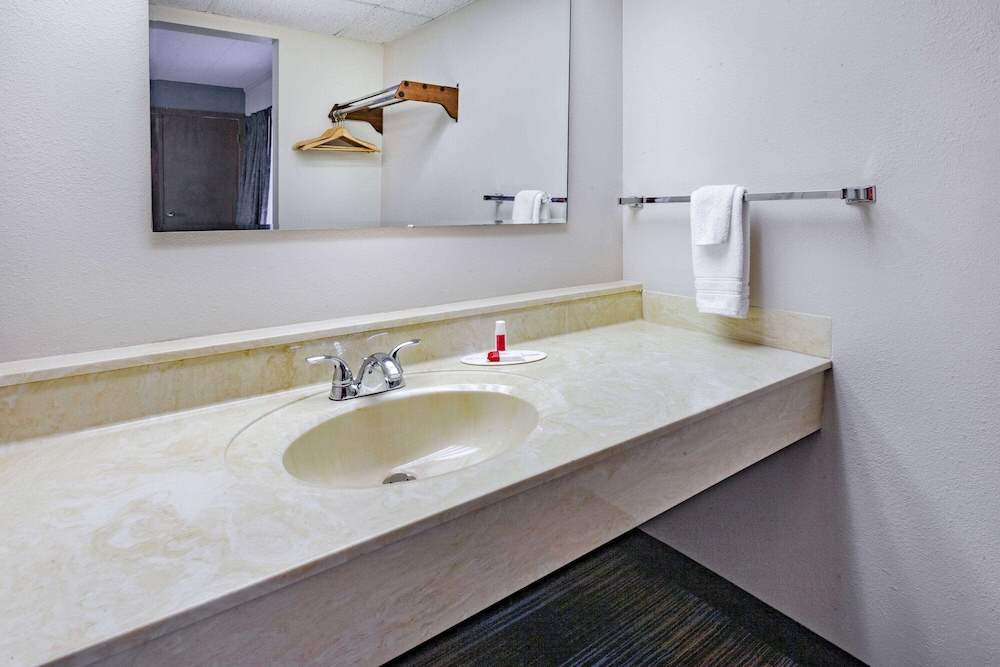 Days Inn Suites By Wyndham St Ignace Lakefront 47/50
