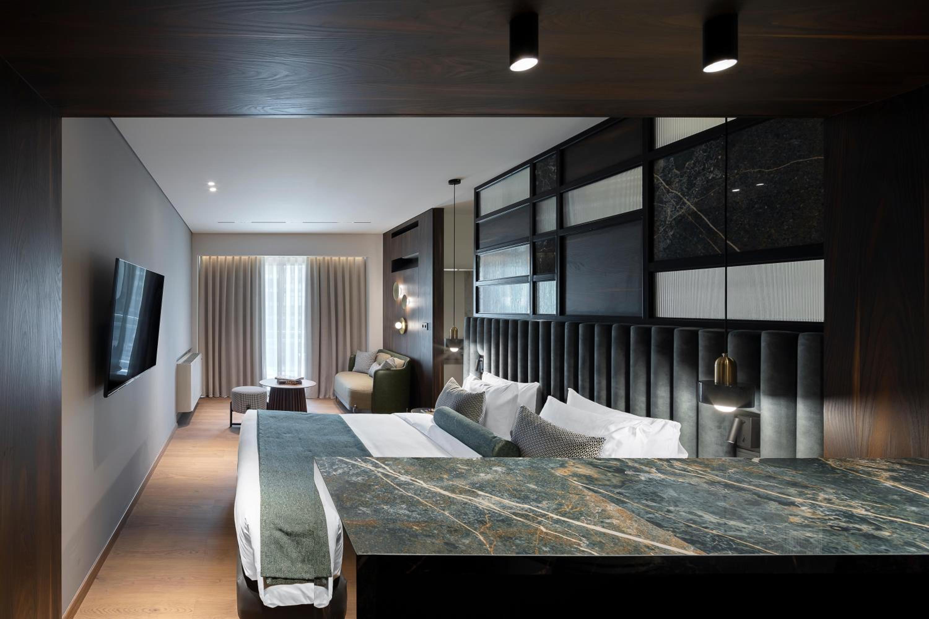 Executive, Suite, Hot Tub