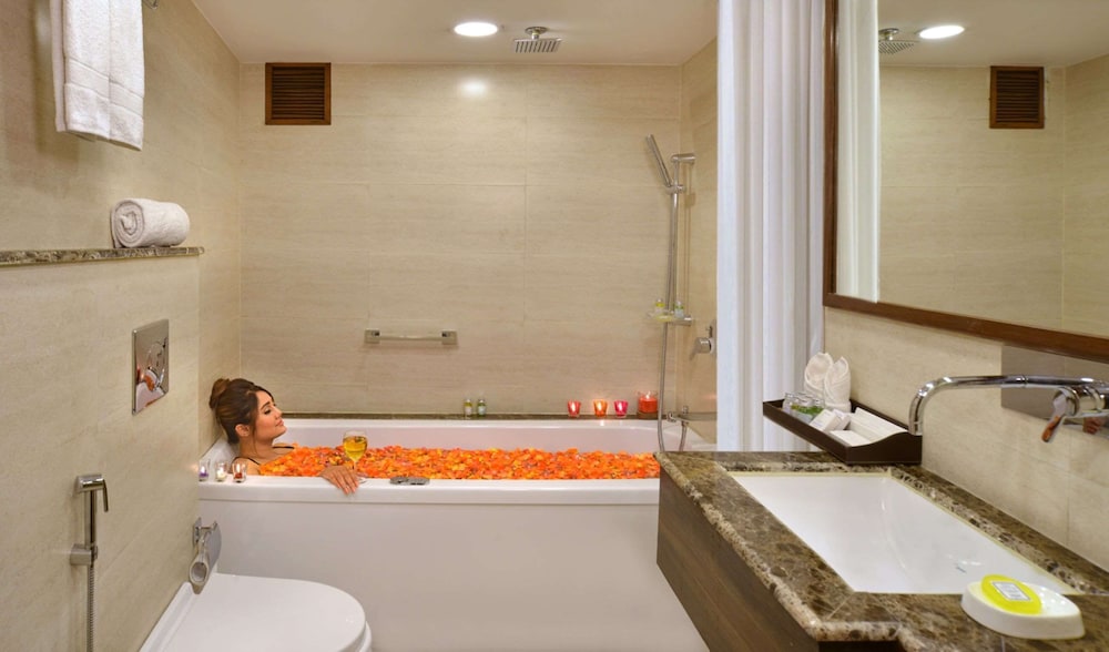 Golden Tulip Srinagar 46/48