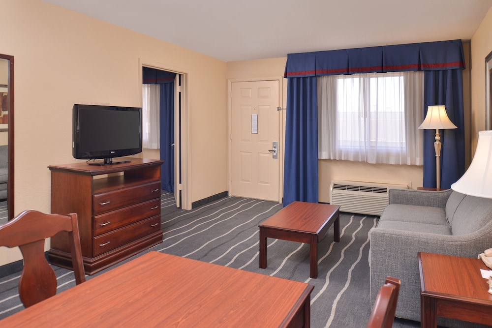 Red Roof Inn & Suites Irving - DFW Airport South 24/45