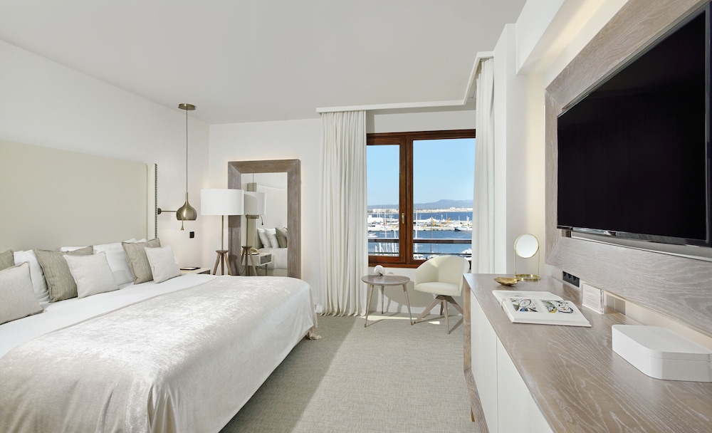 Red Level, Master, Suite, King Bed, Sea and Cathedral View, Sofa