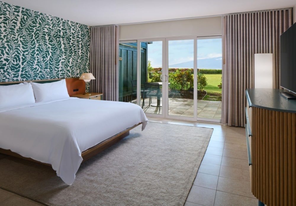 Royal, Bungalow, King Bed, Ocean Front