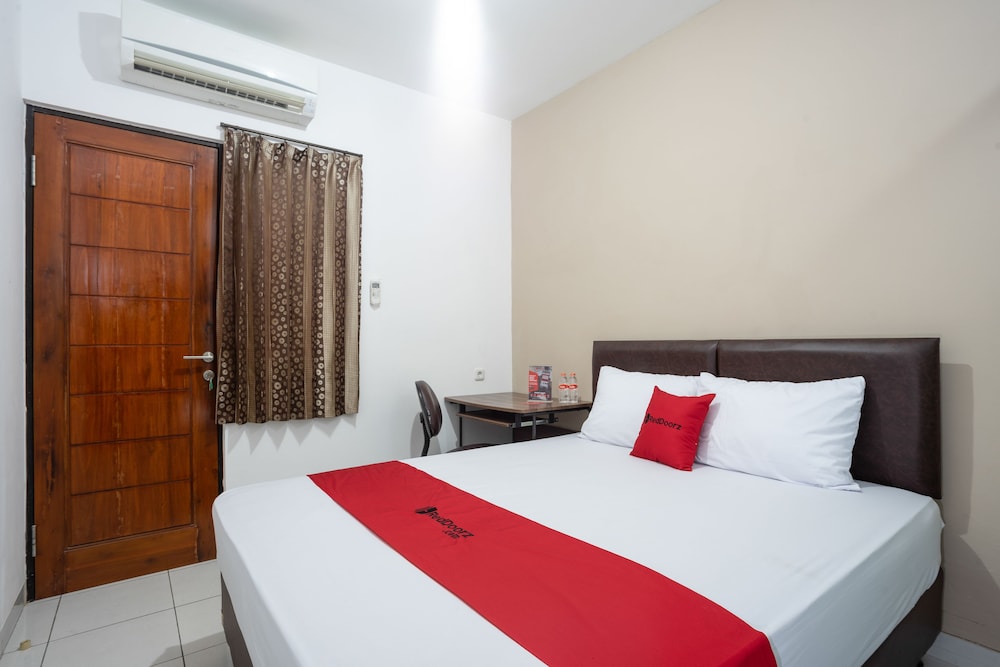 RedDoorz near Eka Hospital BSD City 8/29