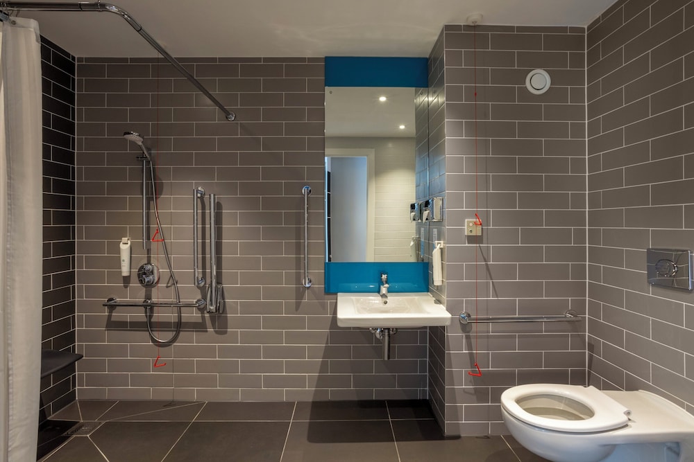 Standard, Double Bed, Accessible, Holiday Inn Express Bridgwater 2/3