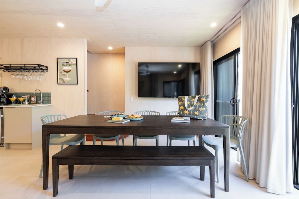 ASHMORE PALMS HOLIDAY VILLAGE 67/78