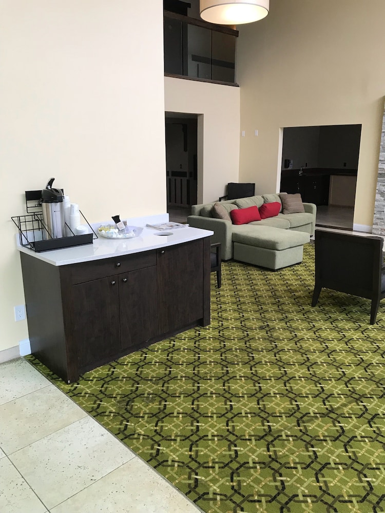 Days Inn & Suites by Wyndham Rochester Hills MI 6/31