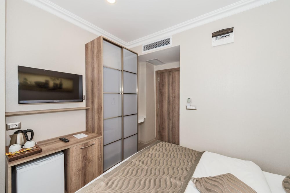 Alphonse Hotel 22/50