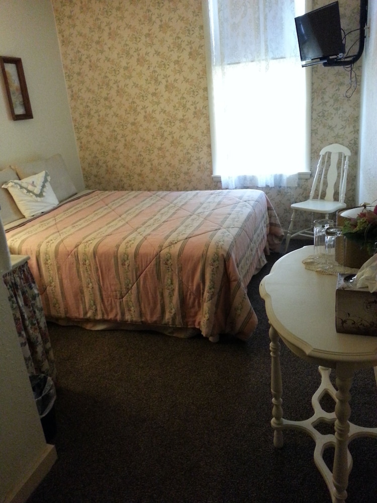 The Courtland Hotel and Day Spa 11/76
