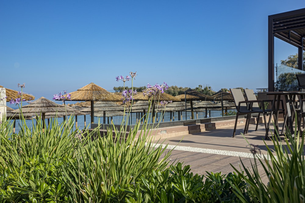 Golden Bay Suites 64/67