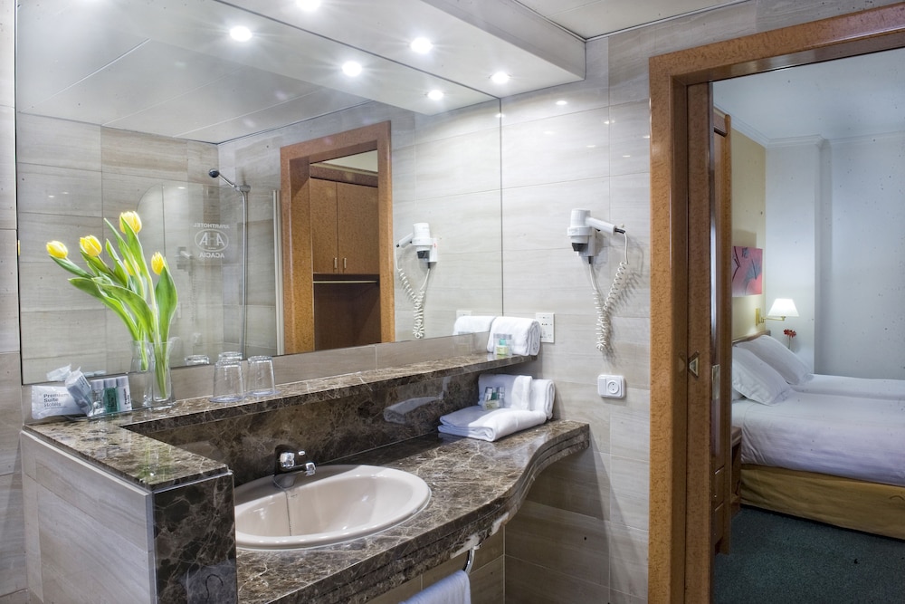 Acacia Suite 38/41