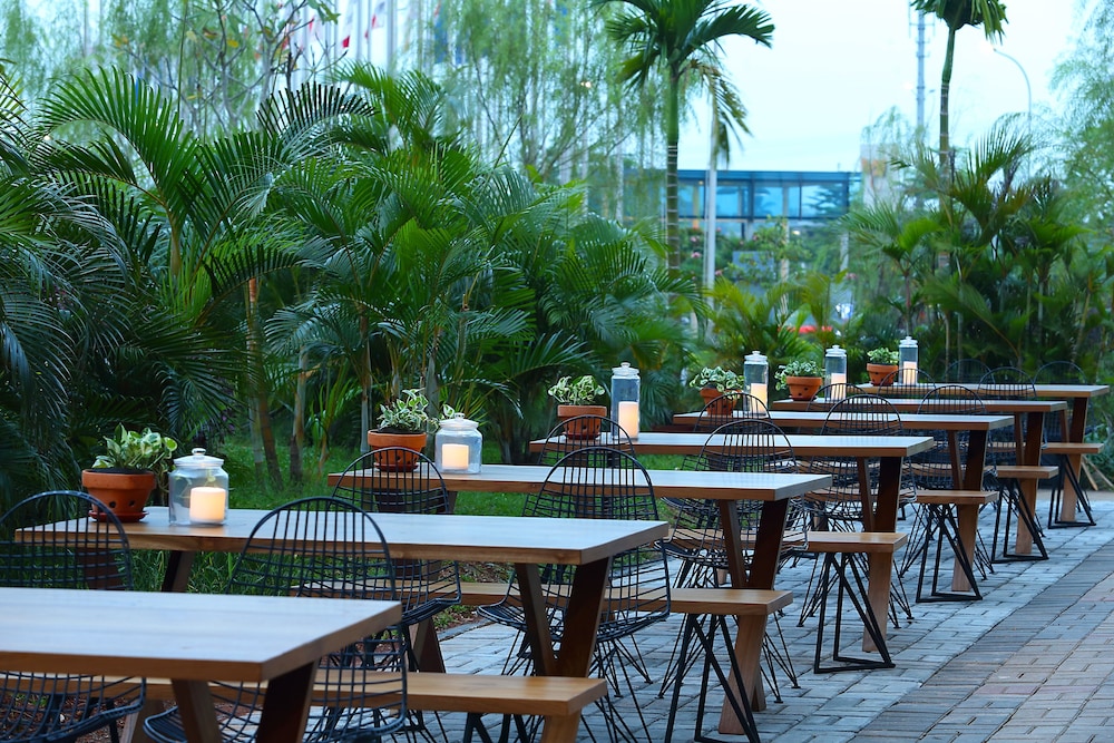 Hotel Santika Premiere Ice Bsd 38/43