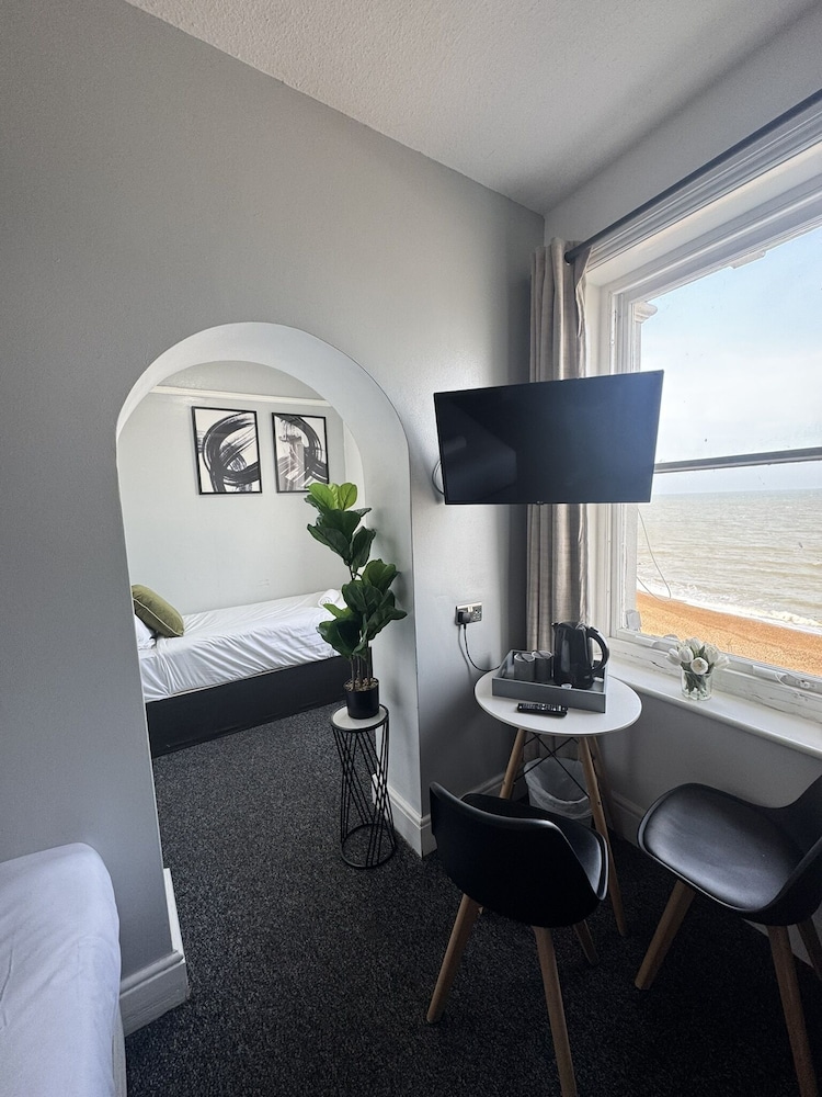 OYO Marine Parade Hotel Eastbourne Pier 51/60