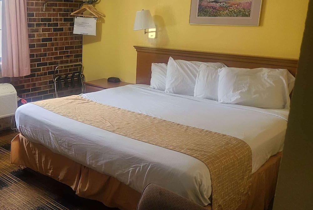 Travelodge By Wyndham Airport Platte City 8/34