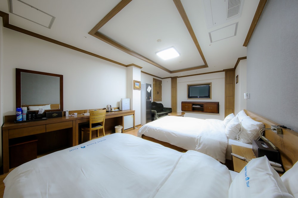 Hotel Food & Tour 11/50