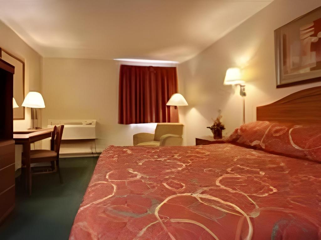 SUITE, KING BED, JETTED TUB
