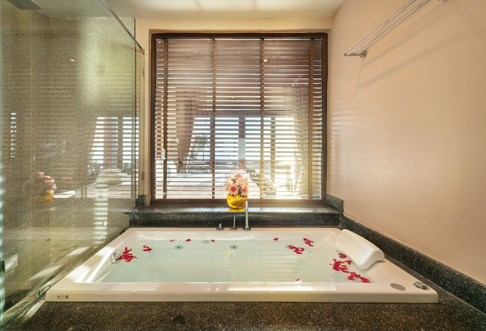 Nirvana Beach Resort and Spa 25/50