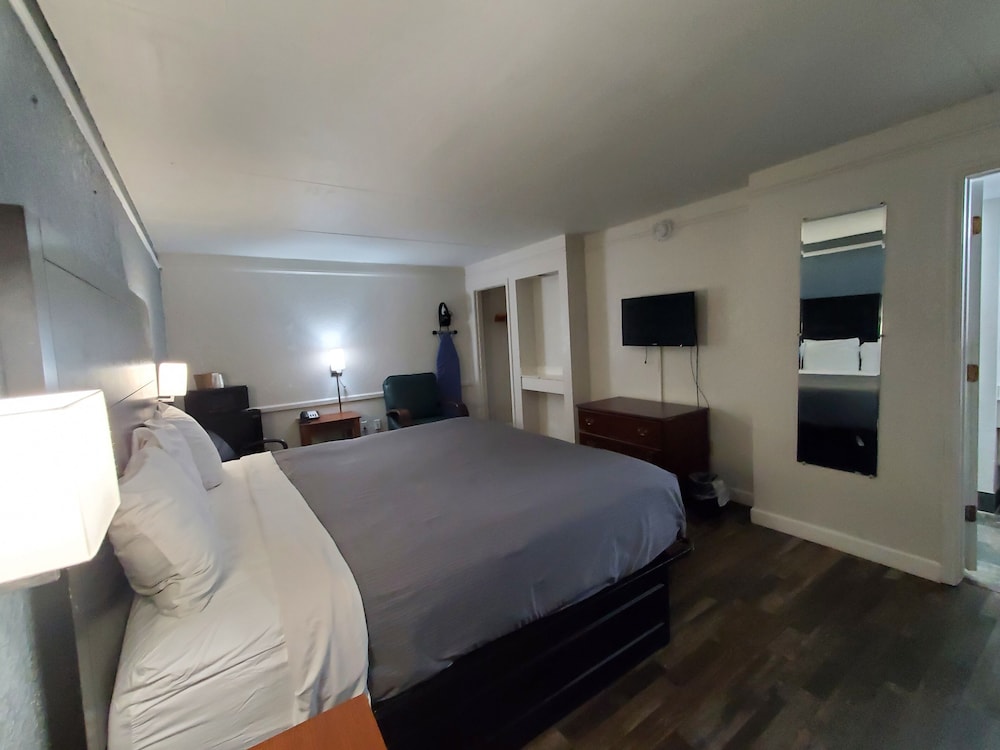 ROOM, KING BED, ACCESSIBLE