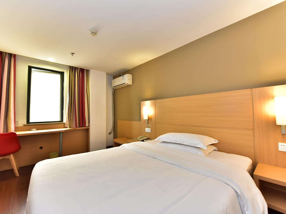 ibis Ningbo Tianyi Square 8/13